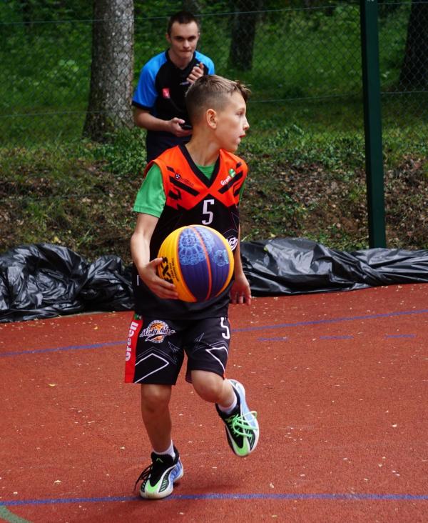 Udany występ młodych koszykarzy Akademii Sportu Mały Kosz w Człuchowie