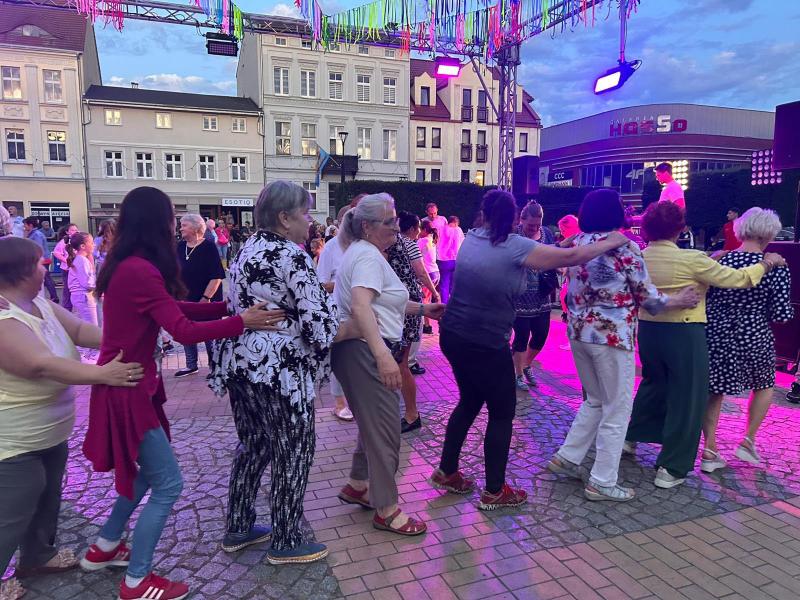 Taniec pod gwiazdami – Plac Wolności rozbrzmiał muzyką i radością