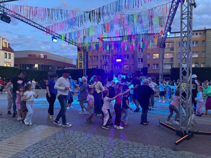 Taniec pod gwiazdami – Plac Wolności rozbrzmiał muzyką i radością