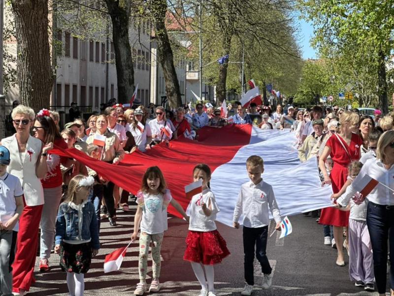 Święto flagi w sercu miasta. Rodzinny piknik pełen radości