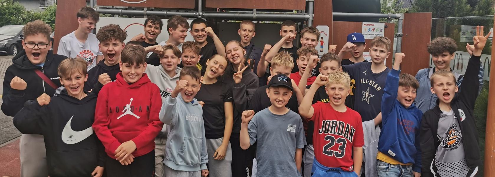 Udany występ młodych koszykarzy Akademii Sportu Mały Kosz w Człuchowie