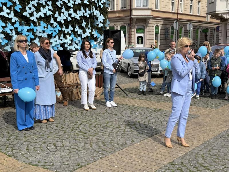 Marsz dla Autyzmu – Białogard w niebieskich barwach świadomości