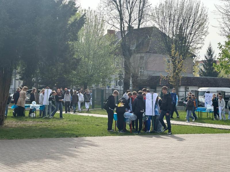 Marsz dla Autyzmu – Białogard w niebieskich barwach świadomości