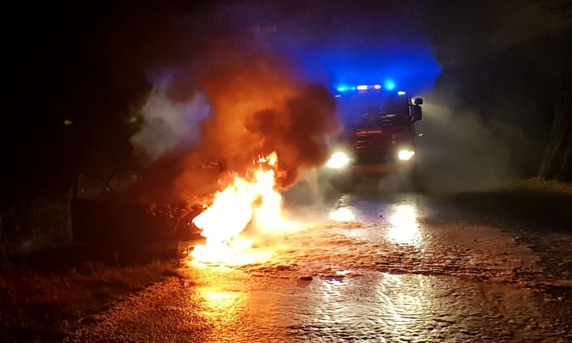 Pożar  samochodu na trasie Białogard  - Stanomino.  Mercedes spłonął doszczętnie.