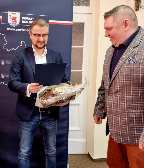 Burmistrz Białogardu oraz Starosta podziękowali za prace Pawłowi Wiśniewskiemu