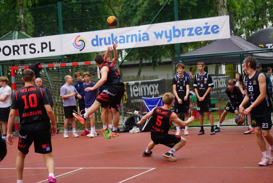 Udany występ młodych koszykarzy Akademii Sportu Mały Kosz w Człuchowie