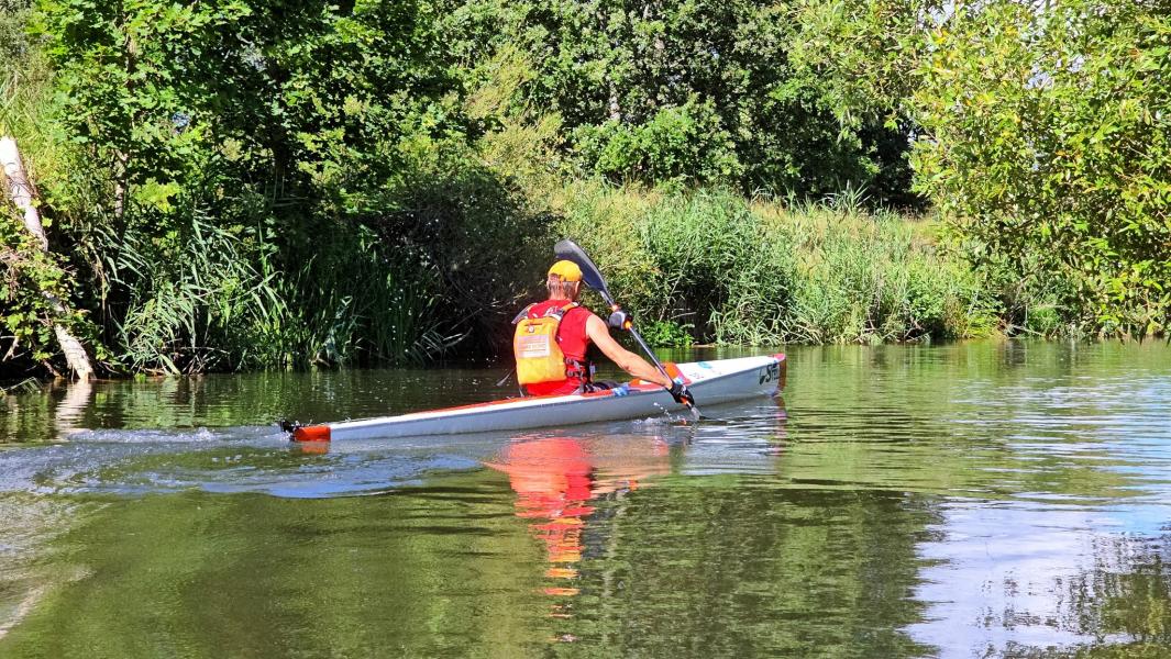 Płynęli, by pomóc Mauro – 12-godzinny maraton kajakowy na Parsęcie