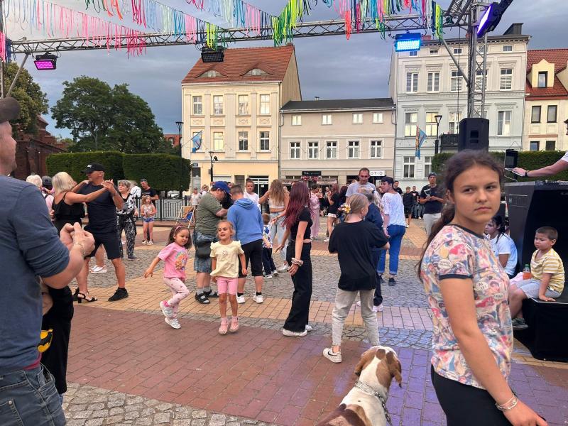 Taniec pod gwiazdami – Plac Wolności rozbrzmiał muzyką i radością