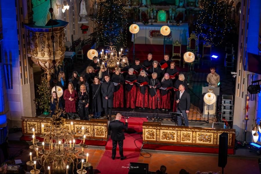 XIII Charytatywny Koncert Bożonarodzeniowy w Białogardzie – Wspaniała inicjatywa na rzecz 4-letniej Agnieszki