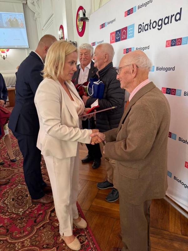 Medale „Za zasługi dla miasta Białogard” wręczone podczas sesji Rady Miejskiej