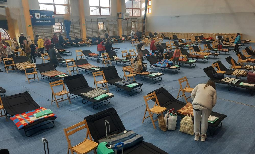 Prawie 100 uchodźców przebywa na sali gimnastycznej w LO