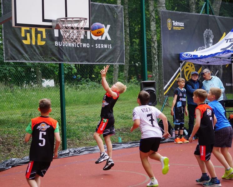 Udany występ młodych koszykarzy Akademii Sportu Mały Kosz w Człuchowie
