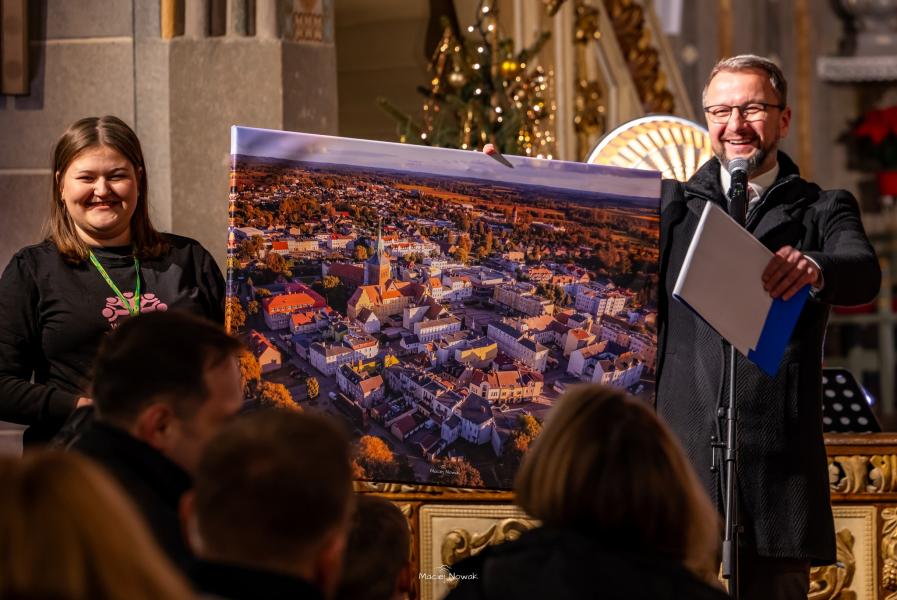 XIII Charytatywny Koncert Bożonarodzeniowy w Białogardzie – Wspaniała inicjatywa na rzecz 4-letniej Agnieszki