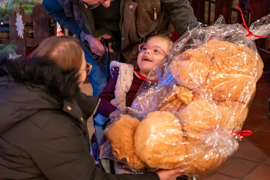 XIII Charytatywny Koncert Bożonarodzeniowy w Białogardzie – Wspaniała inicjatywa na rzecz 4-letniej Agnieszki