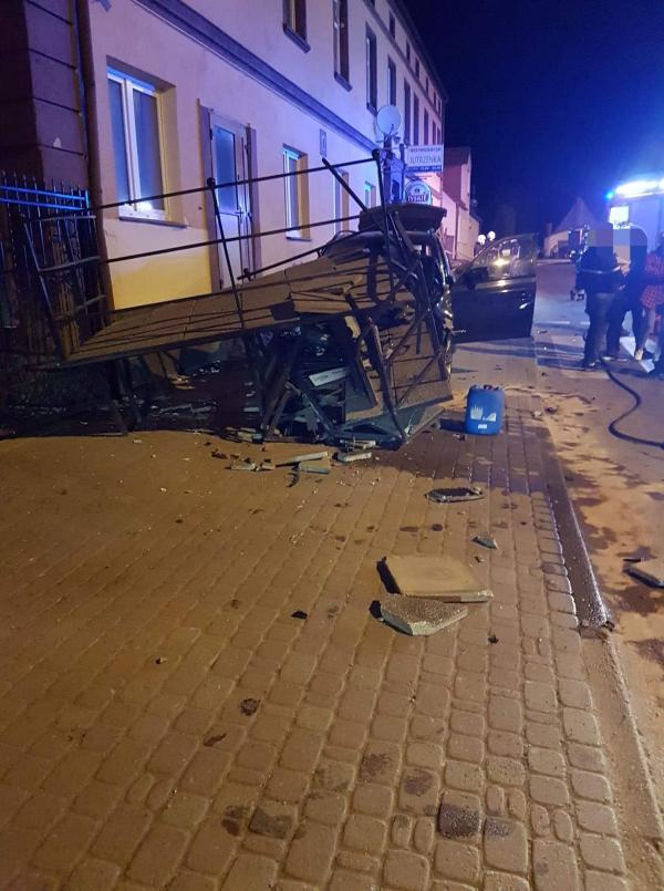 Wypadek w Tychowie - młoda kobieta uderzyła autem w schody.