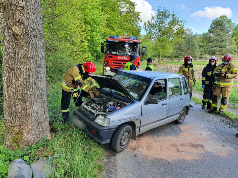 Wypadek pod Białogardem - kierowca Daewoo uderzył w drzewo. 