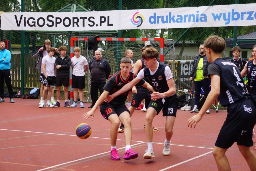 Udany występ młodych koszykarzy Akademii Sportu Mały Kosz w Człuchowie