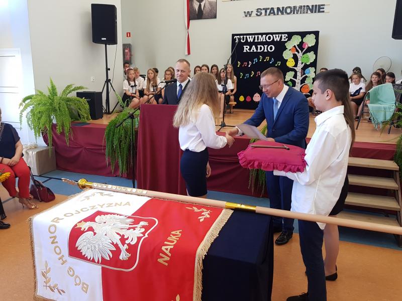 Szkoła podstawowa w Stanominie ma już swojego patrona! Fotorelacja z uroczystości. 