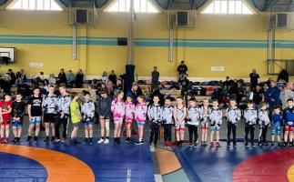 12 medali dla najmłodszych Białogardzkich zapaśników.