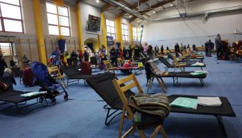 Prawie 100 uchodźców przebywa na sali gimnastycznej w LO